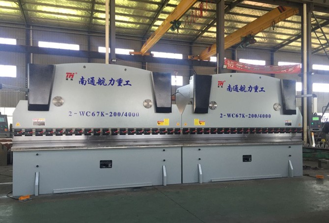 WC67Y-2004000雙機(jī)聯(lián)動數(shù)控板料折彎機(jī)